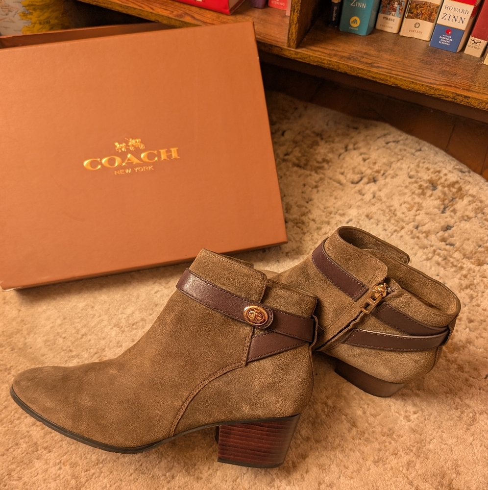 Coach 9.5 Patricia suede leather booties heeled turn lock army green brown 🤎